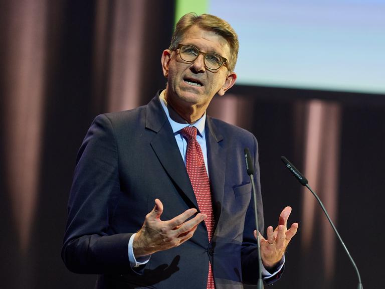 Kulturstaatsminister Wolfram Weimer (parteilos) steht auf einer Bühne hinter zwei Mikrofonen