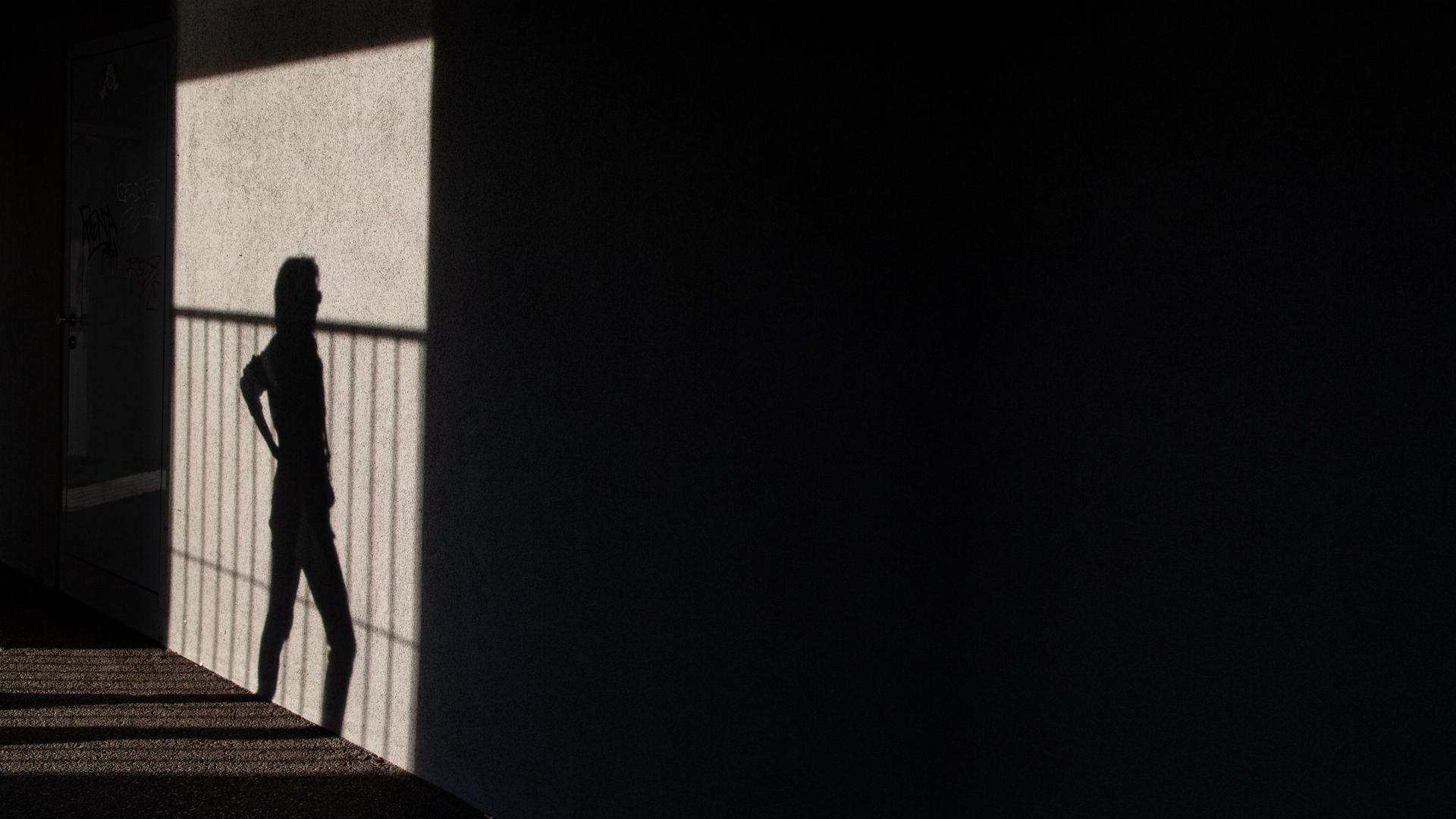 Schatten einer Frau bei Abendlicht