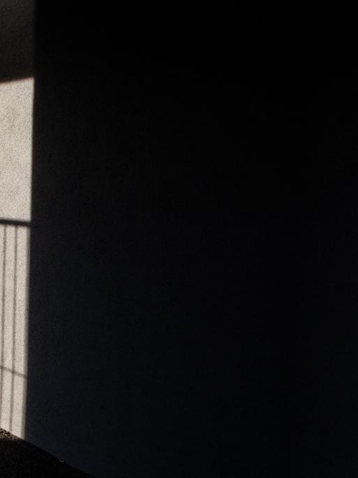 Schatten einer Frau bei Abendlicht