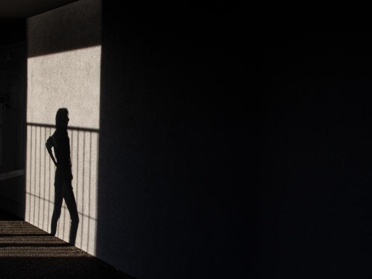 Schatten einer Frau bei Abendlicht