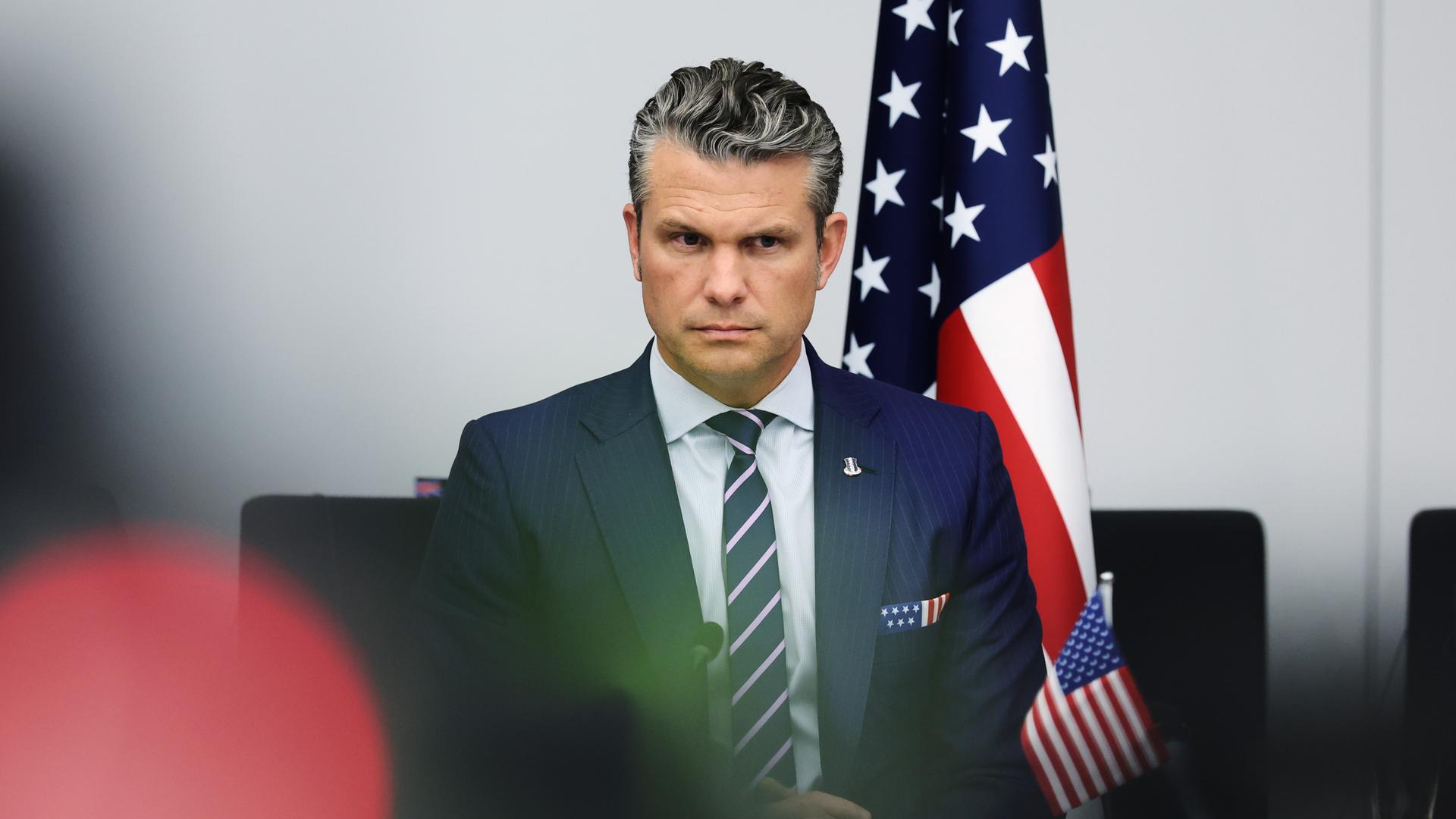 US-Verteidigungsminister Pete Hegseth spricht bei einem Treffen der Ukraine-Verteidigungskontaktgruppe im NATO-Hauptquartier in Brüssel. US-Verteidigungsminister Pete Hegseth spricht bei einem Treffen der Ukraine-Verteidigungskontaktgruppe im NATO-Hauptquartier in Brüssel.