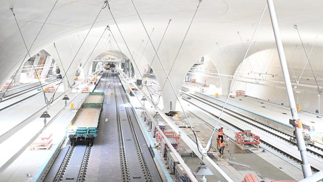 Bauarbeiter arbeiten auf der Baustelle von Stuttgart21. 