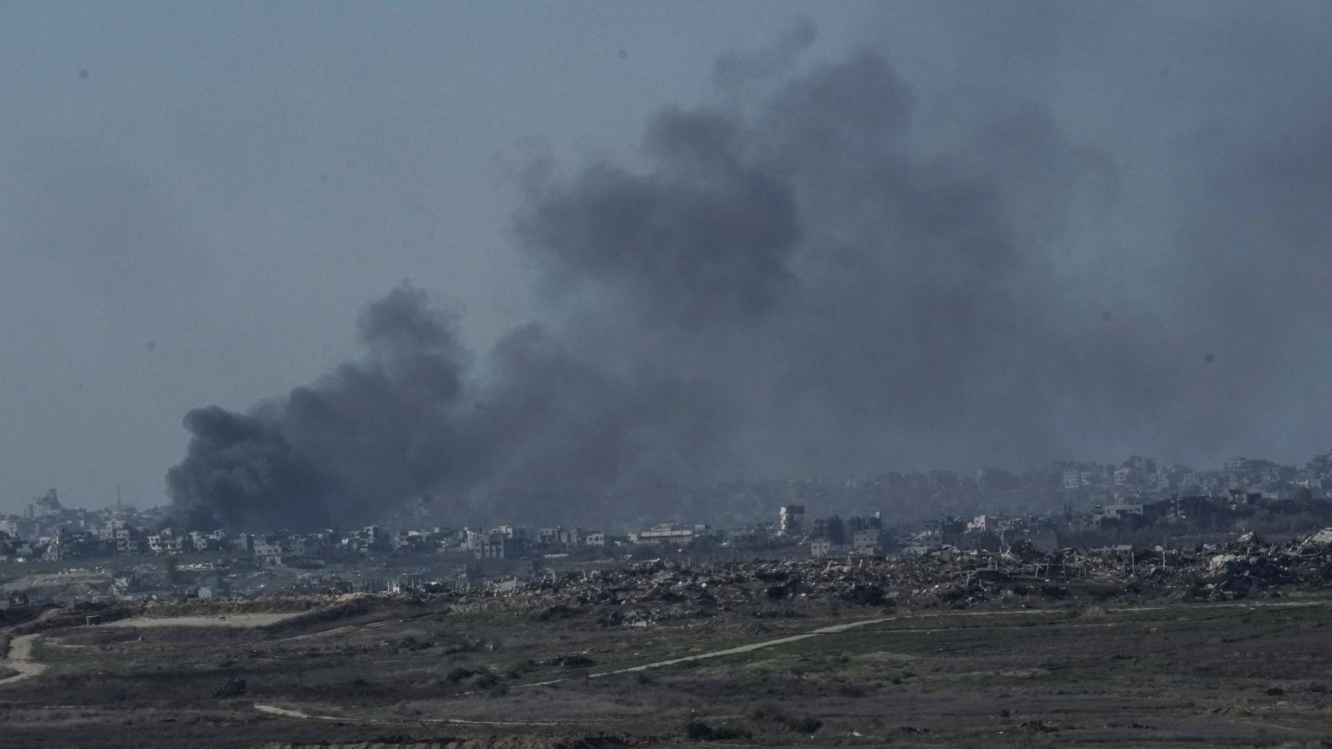 Rauch steigt nach einer Explosion im Gazastreifen auf.