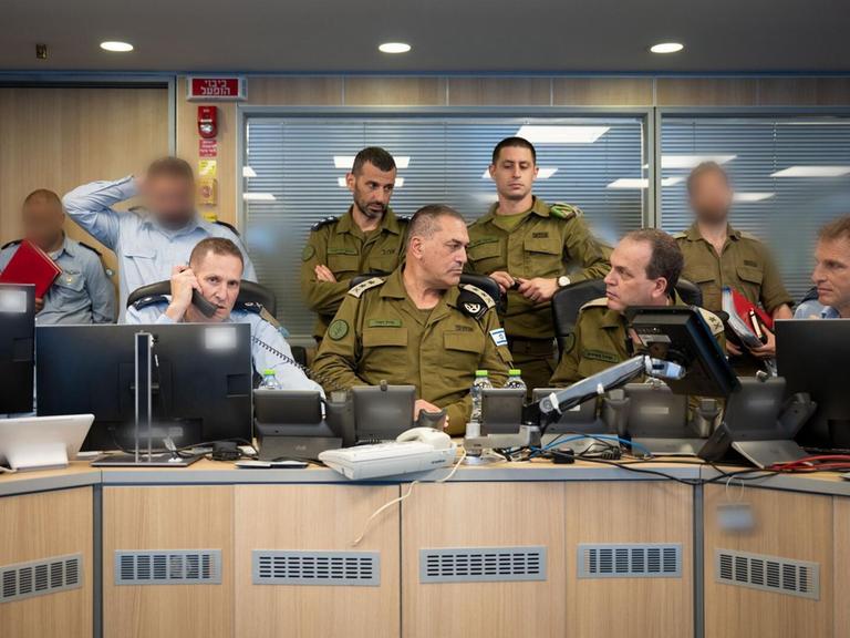 Der Generalstab der israelischen Streitkräfte um Stabschef Eyal Zamir bestätigten den Angriff auf den Iran Der Generalstab der israelischen Streitkräfte um Stabschef Eyal Zamir bestätigten den Angriff auf den Iran