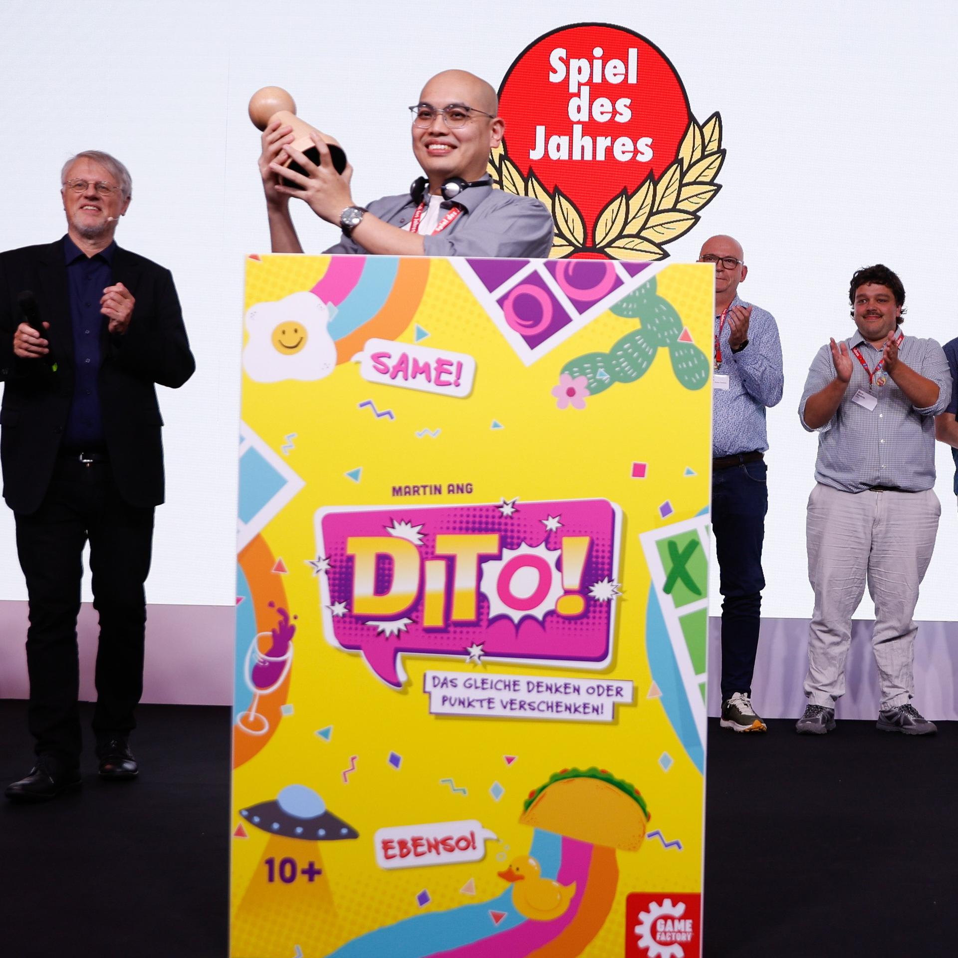 Martin Ang, Gewinner des "Spiel des Jahres 2026" mit dem Spiel "Dito!" jubelt neben Harald Schrapers, Vorsitzender des Vereins "Spiel des Jahres", während der Preisverleihung in Berlin.