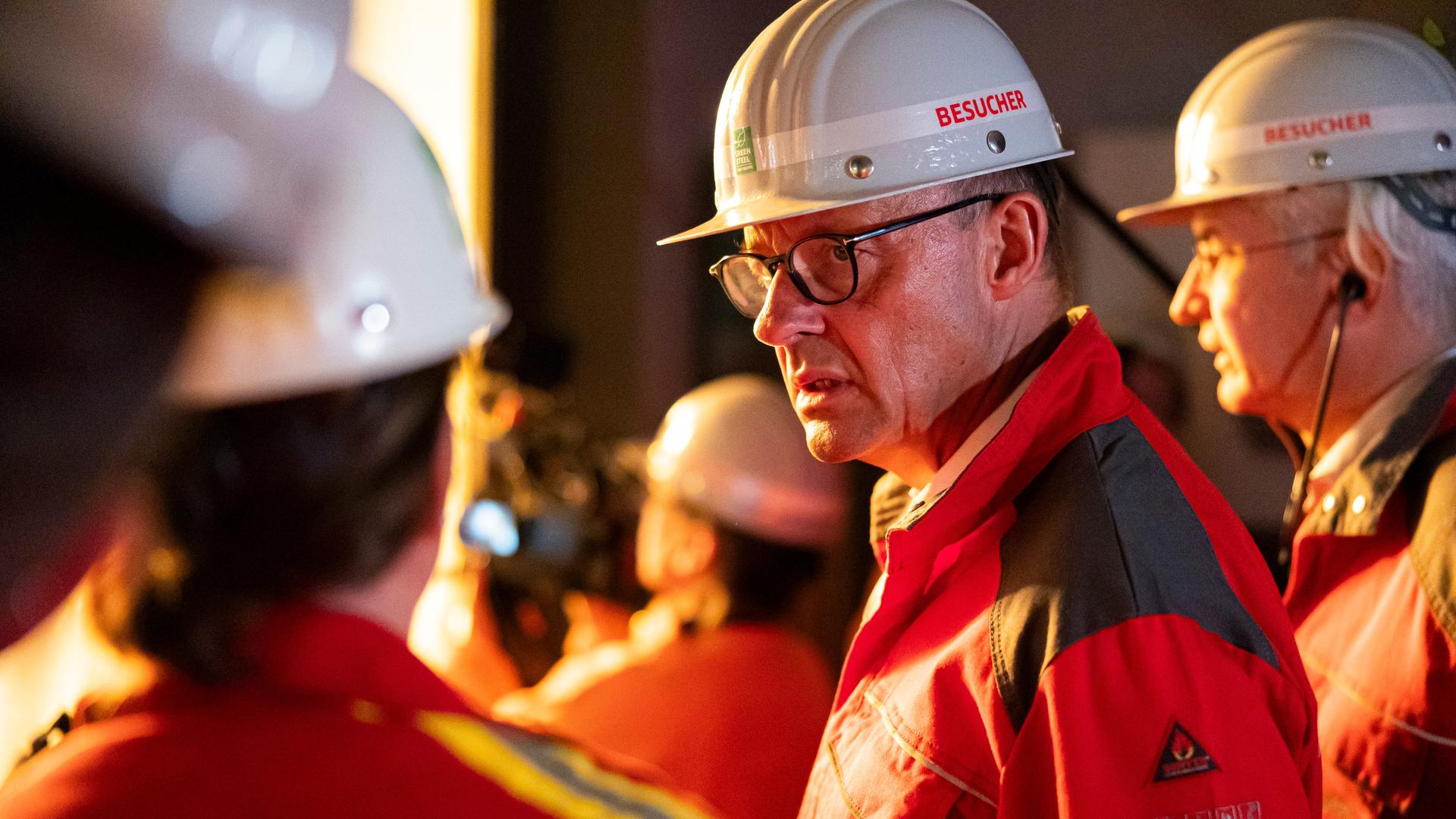 Friedrich Merz, Bundesvorsitzender der CDU, steht bei einem Besuch im Stahlwerk der Georgsmarienhütte GmbH 