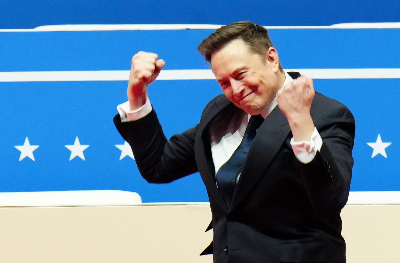 Elon Musk hat die Hände jubelnd zu Fäusten geballt.