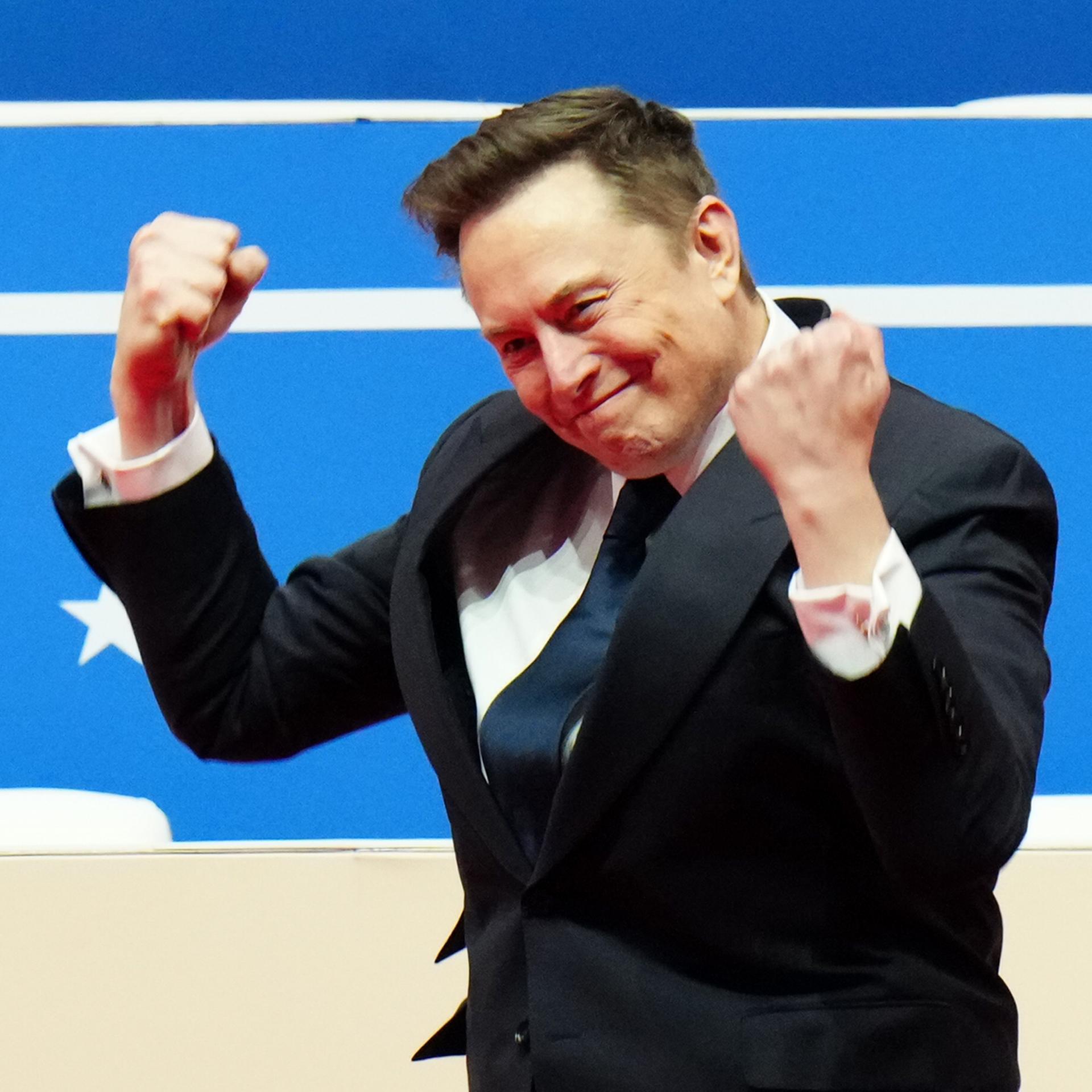 Elon Musk hat die Hände jubelnd zu Fäusten geballt.