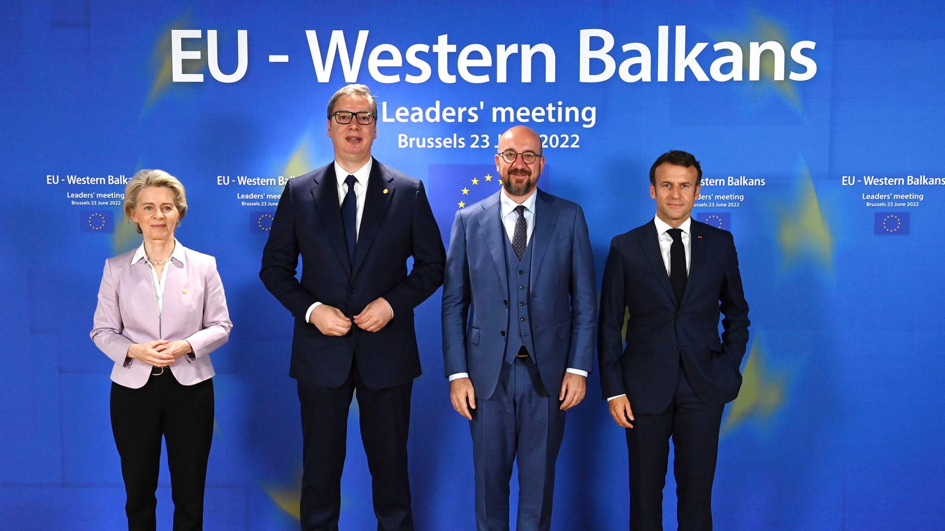Brüssel: Ursula von der Leyen (CDU, l-r), Präsidentin der Europäischen Kommission, Aleksandar Vucic, Präsident von Serbien, Charles Michel, Präsident des Europäischen Rates, und Emmanuel Macron, Präsident von Frankreich, stehen für ein Gruppenfoto zusammen während des EU-Gipfels.