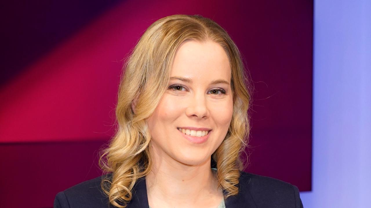 Julia Ruhs in der ARD-Talkshow "maischberger" im Studio Berlin Adlershof am 13.05.2025