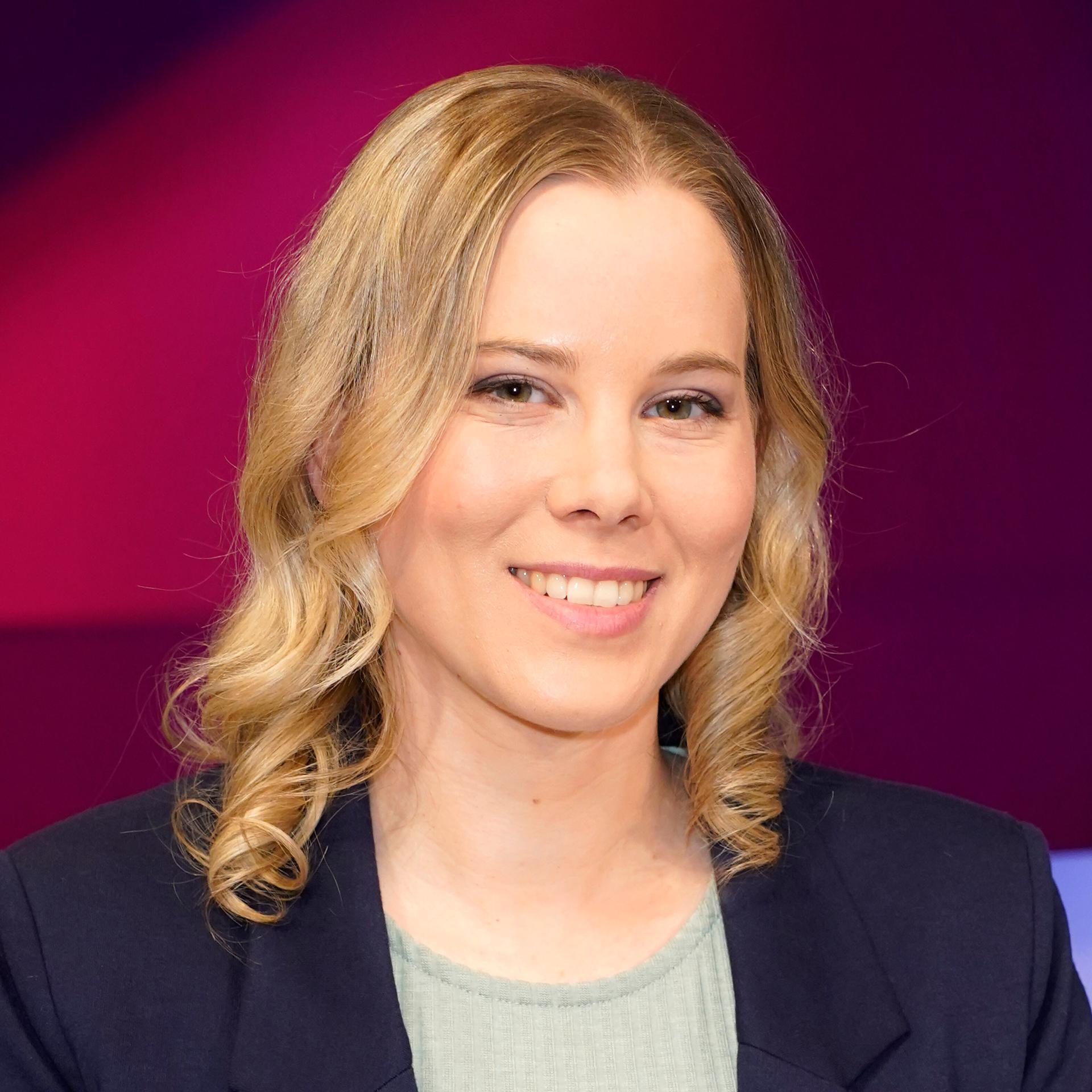 Julia Ruhs in der ARD-Talkshow "maischberger" im Studio Berlin Adlershof am 13.05.2025