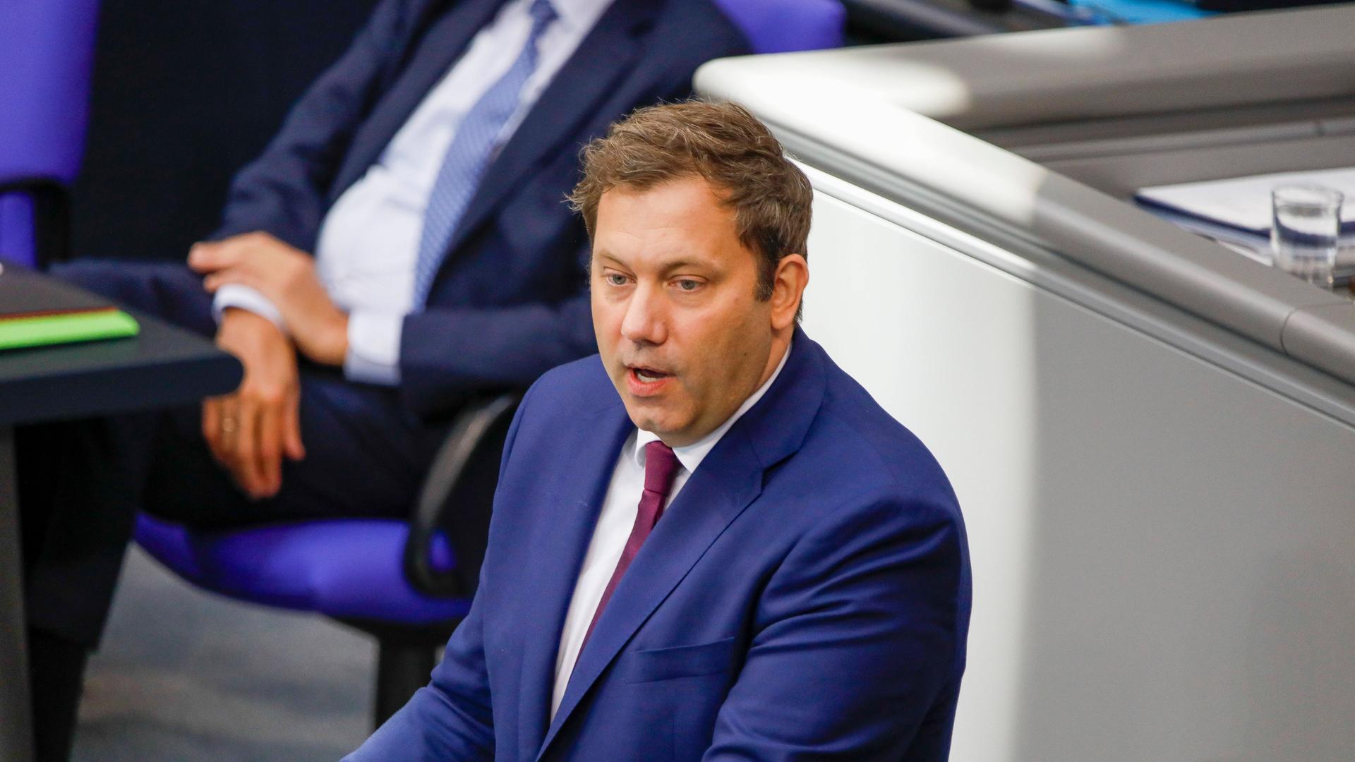 Bei der 26. Sitzung des Deutschen Bundestages spricht Finanzminister Lars Klingbeil
