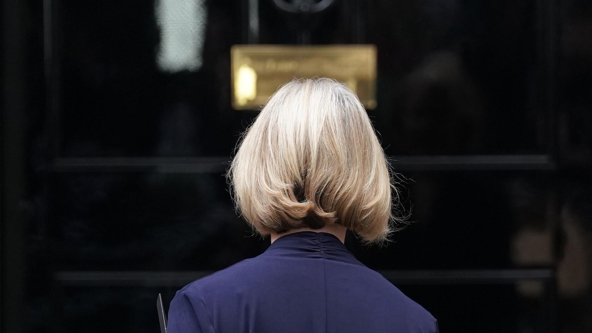 Liz Truss, Premierministerin von Großbritannien, geht zurück in 10 Downing Street nachdem sie ihren Rücktritt erklärt hat. Liz Truss, Premierministerin von Großbritannien, geht zurück in 10 Downing Street nachdem sie ihren Rücktritt erklärt hat.