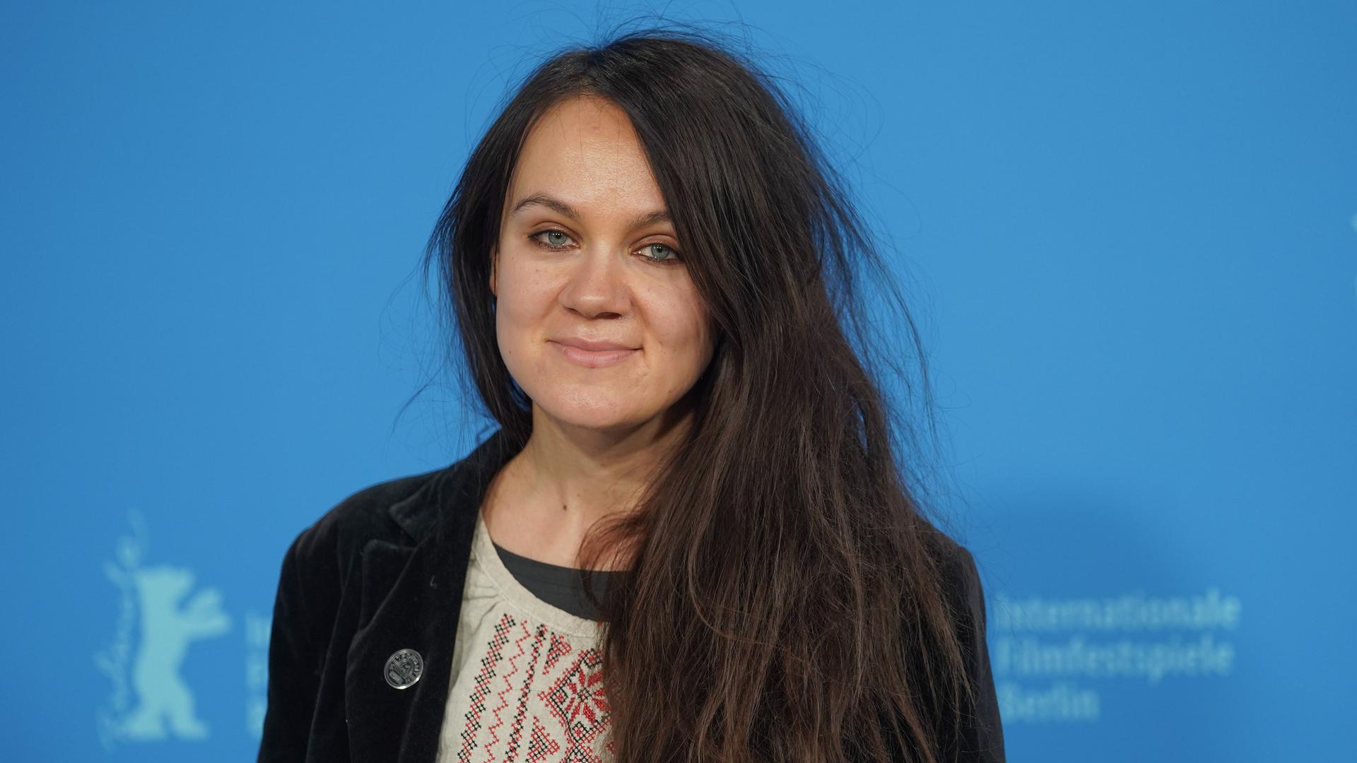 Die Drehbuchautorin Anna Melikova steht bei der Berlinale 2022 auf der Bühne vor einer blauen Wand