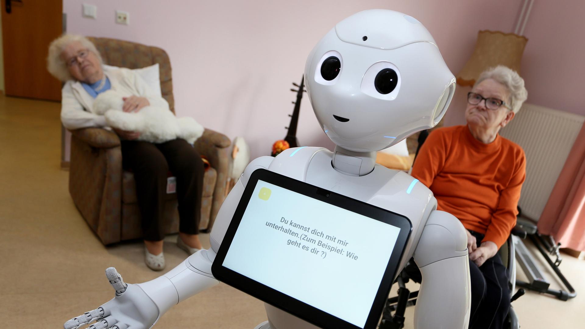 Ein programmierter Roboter führt im AWO Familien- und Pflegezentrum "Am Klees" Bewohnern und Pflegepersonal einen Tanz vor. 