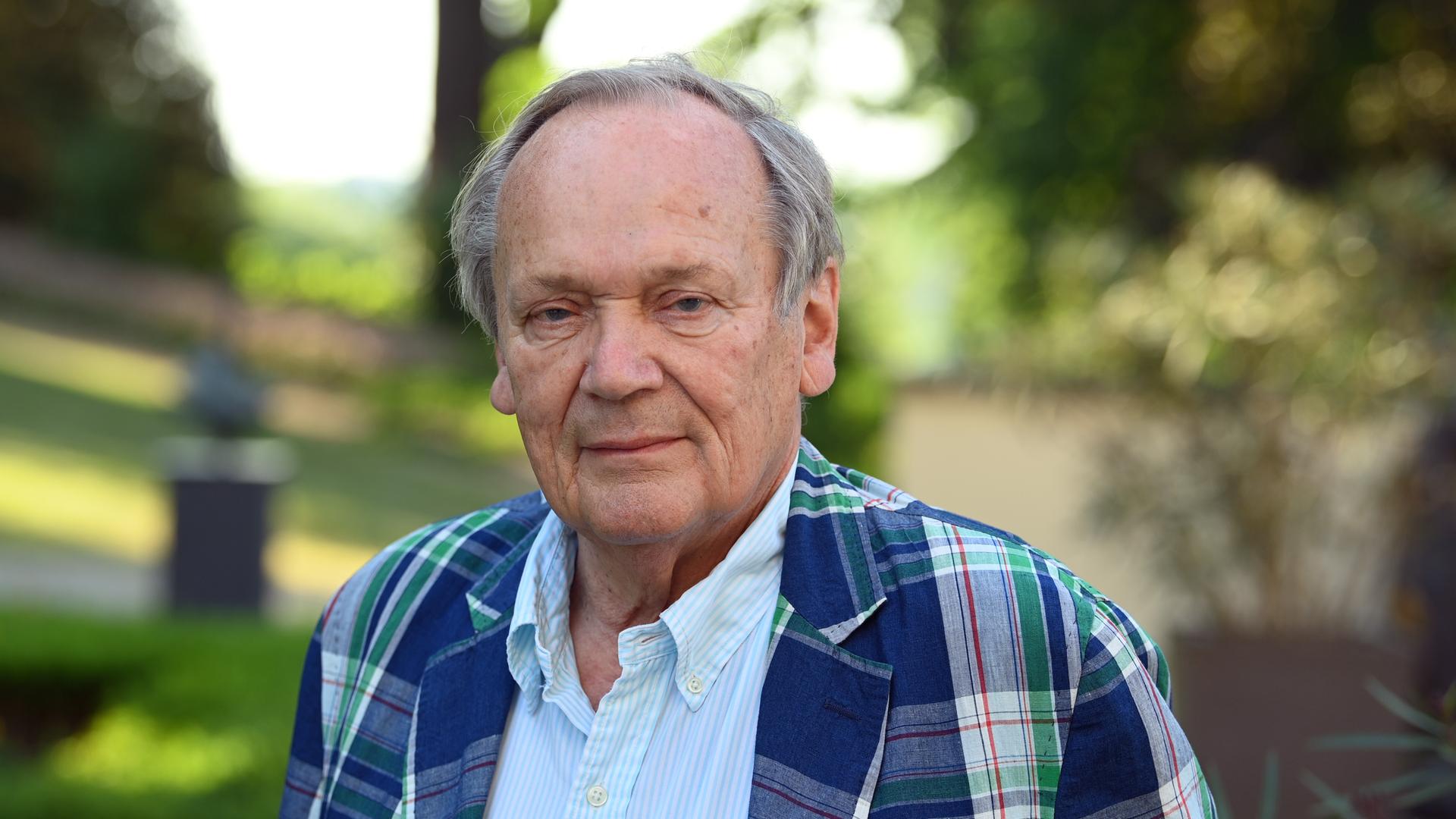 Der Schriftsteller Joachim Sartorius vor Beginn einer Lesung während des Literaturfestivals LIT:potsdam „Starke Worte. Schöne Orte“ im Park der Villa Jacobs.