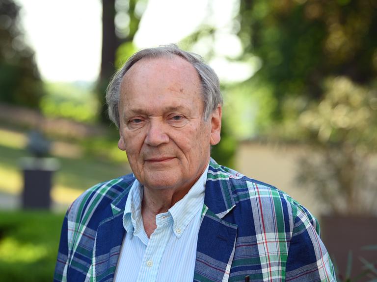 Der Schriftsteller Joachim Sartorius vor Beginn einer Lesung während des Literaturfestivals LIT:potsdam „Starke Worte. Schöne Orte“ im Park der Villa Jacobs.