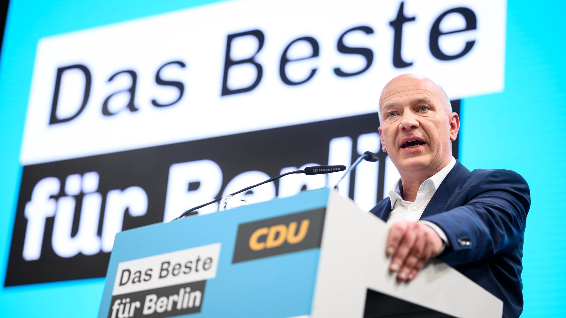 Kai Wegner (CDU), designierter Regierender Bürgermeister von Berlin, spricht beim Landesparteitag der Berliner CDU. Nach der Zustimmung der Berliner SPD zum gemeinsam ausgehandelten Koalitionsvertrag wollen die Christdemokraten bei einem Parteitag darüber entscheiden. Gibt es wie erwartet eine Mehrheit, ist der Weg frei für eine schwarz-rote Landesregierung.