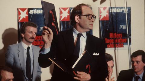 Ein Reporter hält auf einer Pressekonferenz am 25. April 1983 ein Dokument in die Höhe