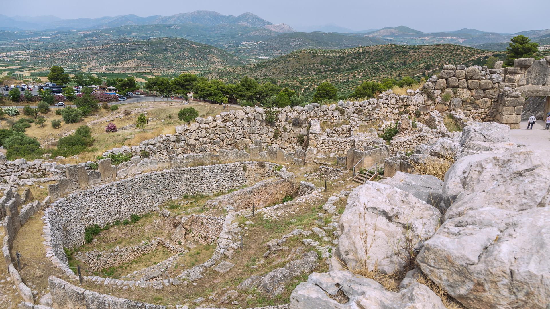 Blick auf die Königsgräber, Gräberrund A und Löwentor innen von der Akropolis von Mykene auf der Halbinsel Peloponnes in Griechenland 