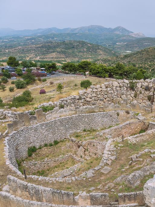 Blick auf die Königsgräber, Gräberrund A und Löwentor innen von der Akropolis von Mykene auf der Halbinsel Peloponnes in Griechenland 