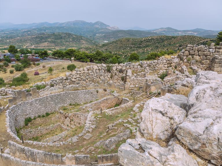 Blick auf die Königsgräber, Gräberrund A und Löwentor innen von der Akropolis von Mykene auf der Halbinsel Peloponnes in Griechenland 