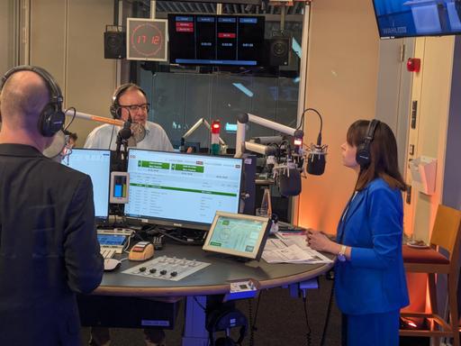 Korbinian Frenzel, Friedbert Meurer und Julia Reuschenbach im Deutschlandfunk Wahlstudio