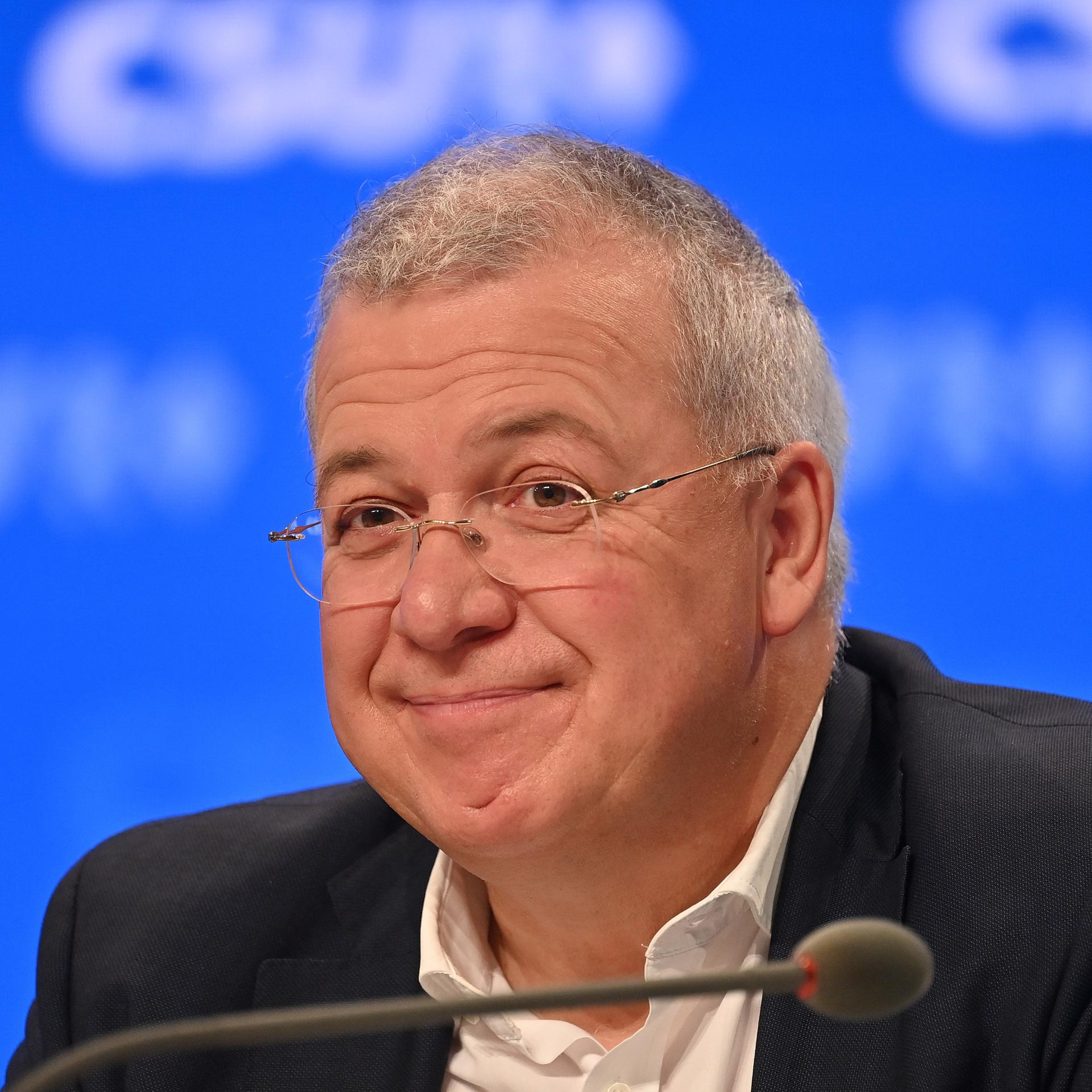 Markus Ferber sitzt beim CSU-Parteitag 2022 in Augsburg auf dem Podium.