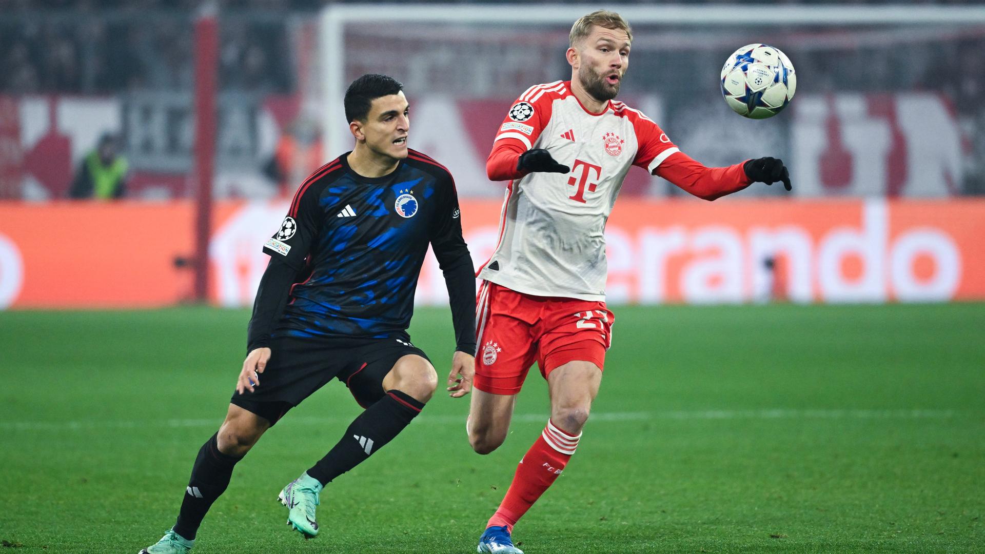 Kopenhagens Mohamed Elyounoussi im dunklen Trikot und Münchens Konrad Laimer im rot-weißen Trikot kämpfen um den Ball.