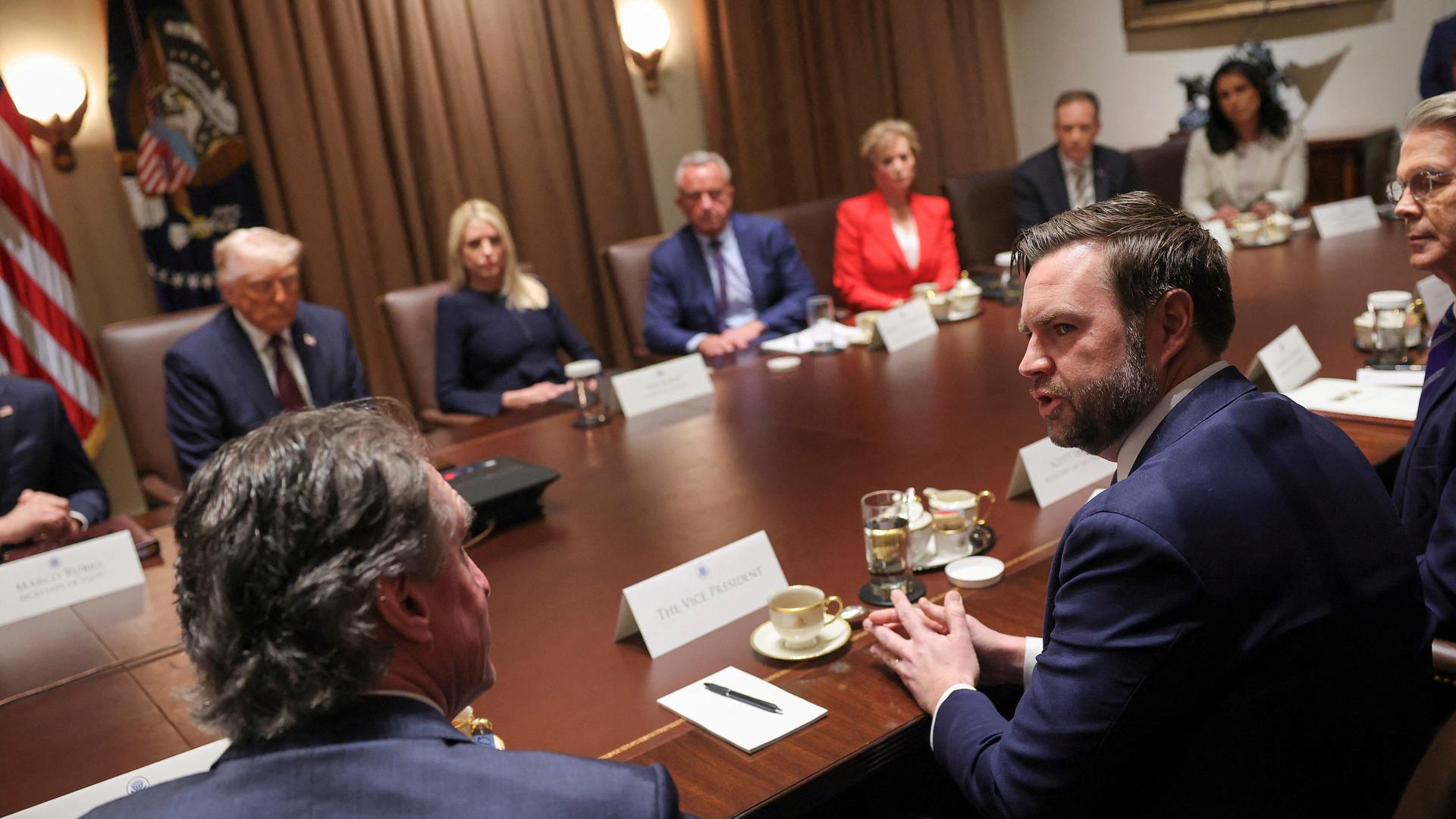 US-Vizepräsident JD Vance spricht während eines Kabinettstreffens im Weißen Haus. Mit am Tisch sitzt im Hintergrund US-Präsident Donald Trump.