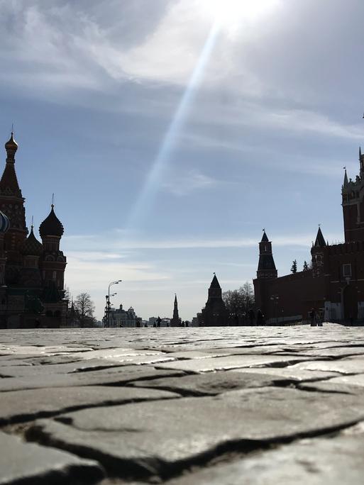 Menschenleer ist der Rote Platz. Im Hintergrund ist die Basilius-Kathedrale (l) und der Erlöser-Turm des Kremls zu sehen