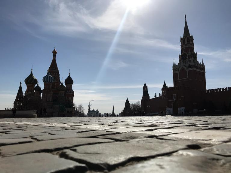 Menschenleer ist der Rote Platz. Im Hintergrund ist die Basilius-Kathedrale (l) und der Erlöser-Turm des Kremls zu sehen