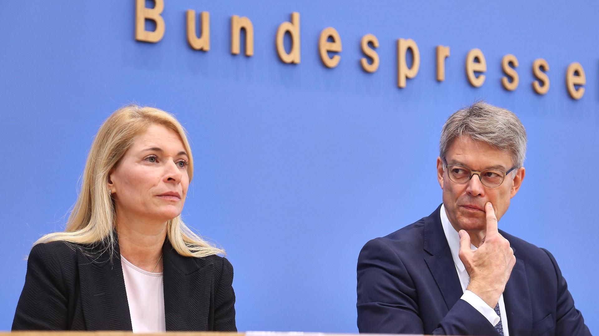 Bei einer Bundespressekonferenz zur Bahnreform sitzen Bahnchefin Evelyn Palla und Verkehrsminister Patrick Schnieder (CDU) nebeneinander. 