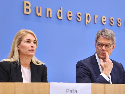 Bei einer Bundespressekonferenz zur Bahnreform sitzen Bahnchefin Evelyn Palla und Verkehrsminister Patrick Schnieder (CDU) nebeneinander. 