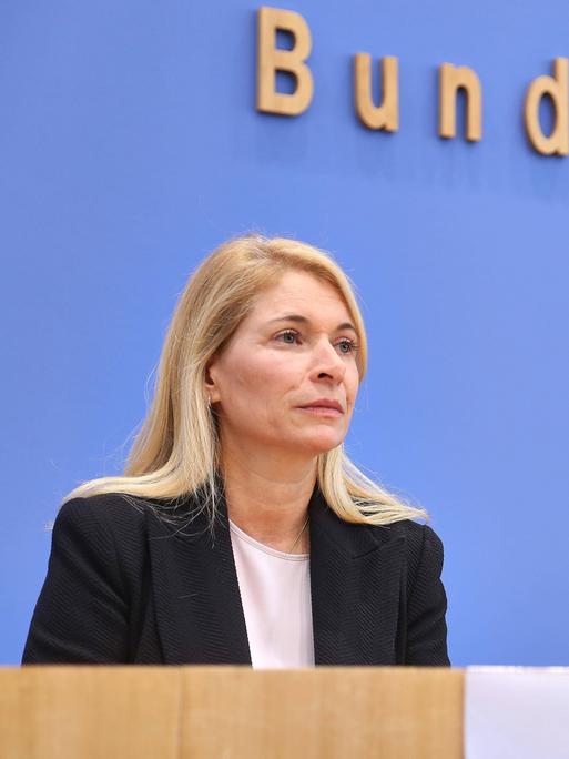 Bei einer Bundespressekonferenz zur Bahnreform sitzen Bahnchefin Evelyn Palla und Verkehrsminister Patrick Schnieder (CDU) nebeneinander. 