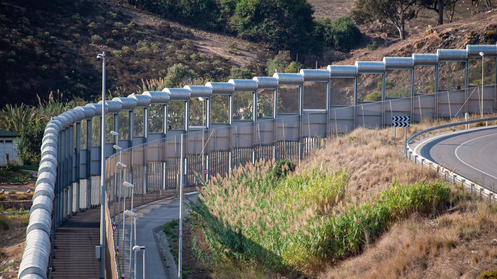 Auf der spanischen Exklave Ceuta befindet sich die EU-Außengrenze zu Marokko. Sie ist mit einem Grenzzaun gesichert. 