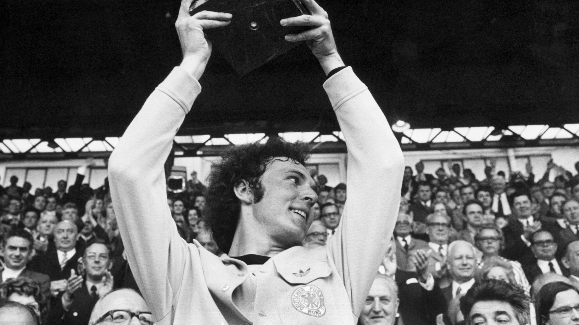 Kapitän Franz Beckenbauer hebt bei der Siegerehrung 1972 stolz den EM-Pokal hoch.