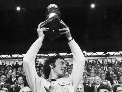 Kapitän Franz Beckenbauer hebt bei der Siegerehrung 1972 stolz den EM-Pokal hoch.