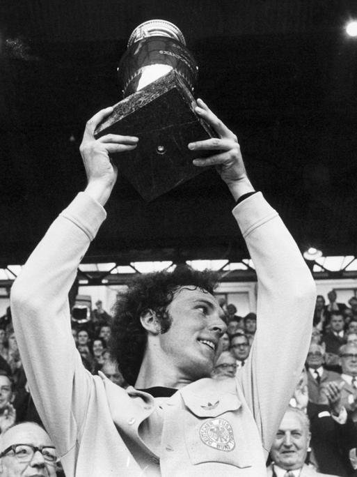 Kapitän Franz Beckenbauer hebt bei der Siegerehrung 1972 stolz den EM-Pokal hoch.