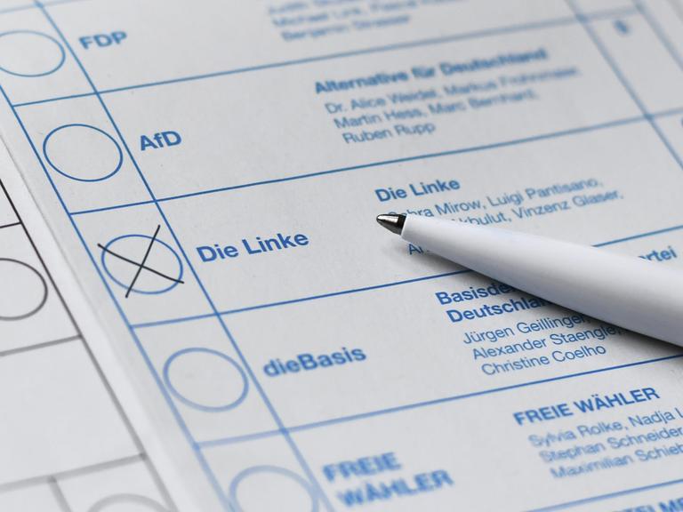 Nahaufnahme eines Wahlzettels für die Bundestagswahl 2025. Angekreuzt ist die Linke. Auf dem Zettel liegt ein Kugelschreiber.