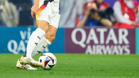 Das Logo von Qatar Airways ziert eine Bande bei der Fußball-Europameisterschaft in Deutschland.