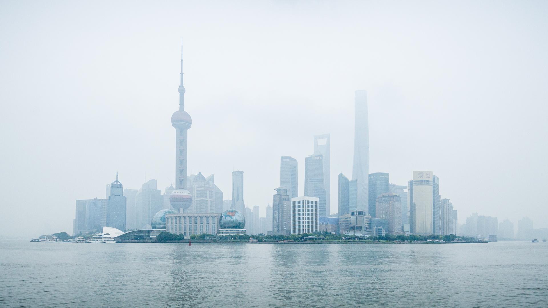 Blick auf Shanghai im Nebel, im Vordergrund ist Wasser zu sehen