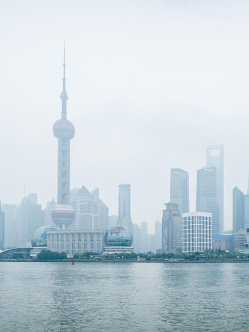 Blick auf Shanghai im Nebel, im Vordergrund ist Wasser zu sehen