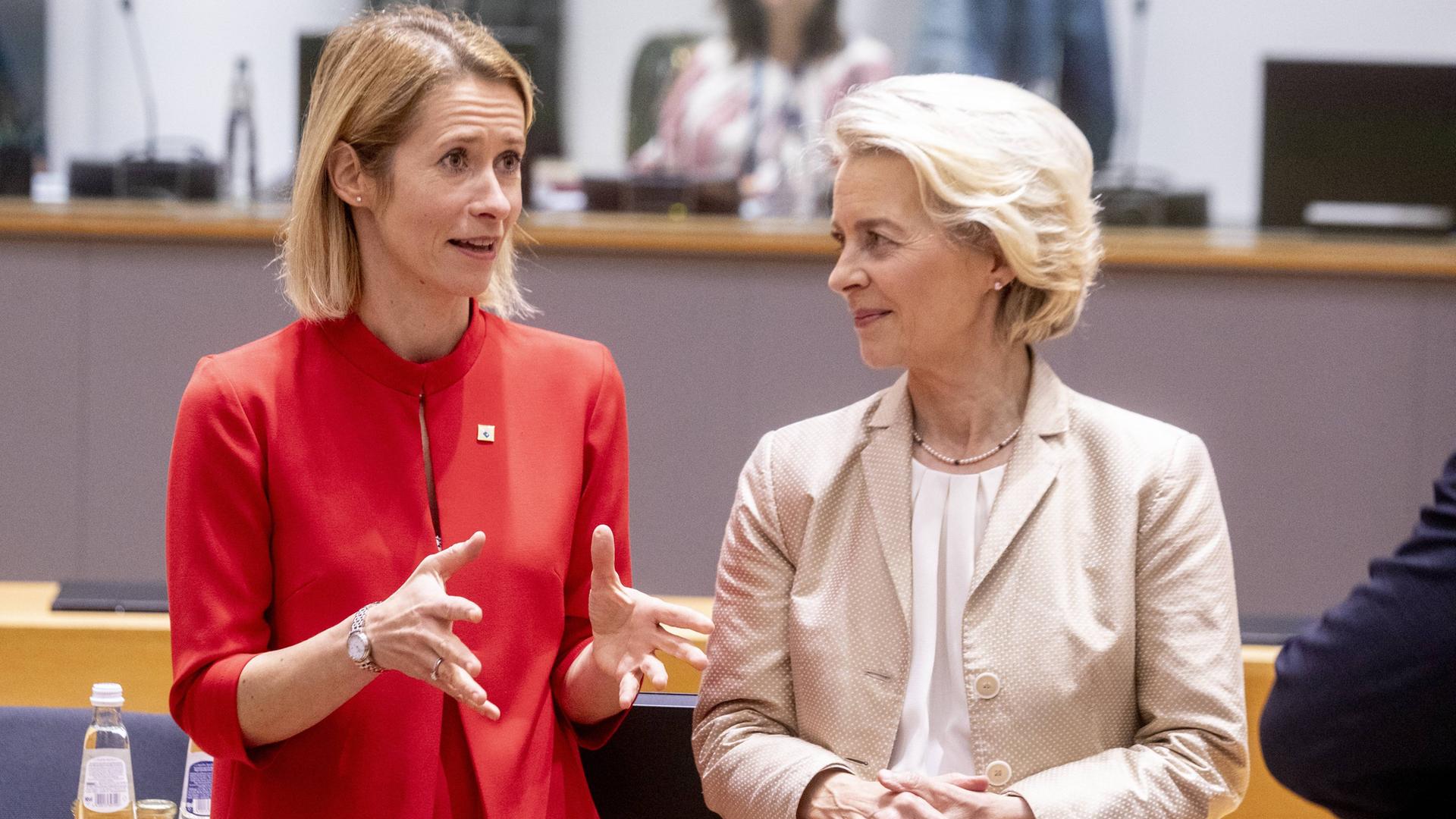 Die estnische Premierministerin Kaja Kallas steht in Brüssel neben EU-Kommissionspräsidentin Ursula von der Leyen. Die estnische Premierministerin Kaja Kallas steht in Brüssel neben EU-Kommissionspräsidentin Ursula von der Leyen.