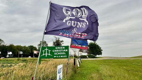 Trump-Tafeln und -Fahnen in Kansas