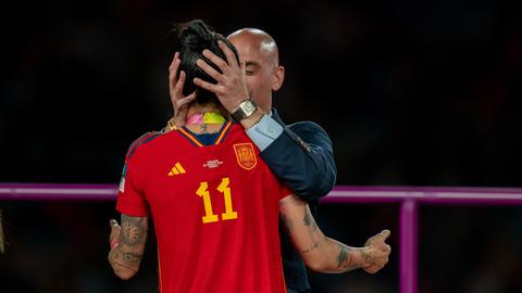 Jenni Hermoso wird nach dem Spiel vom spanischen Fußballpräsidenten Luis Rubiales geküsst.