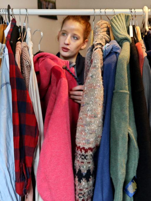Eine Jacke sortiert Jule an ihrem Kleiderständer aus. Mehr als eine Millionen Tonnen an Textilien werden in Deutschland pro Jahr aussortiert und meist in einen Container geworfen.
