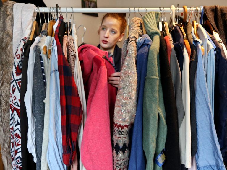 Eine Jacke sortiert Jule an ihrem Kleiderständer aus. Mehr als eine Millionen Tonnen an Textilien werden in Deutschland pro Jahr aussortiert und meist in einen Container geworfen.