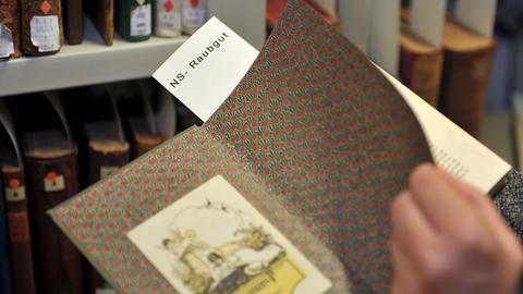 Ein Buch auf dem NS-Raubkunst steht Ein Buch auf dem NS-Raubkunst steht