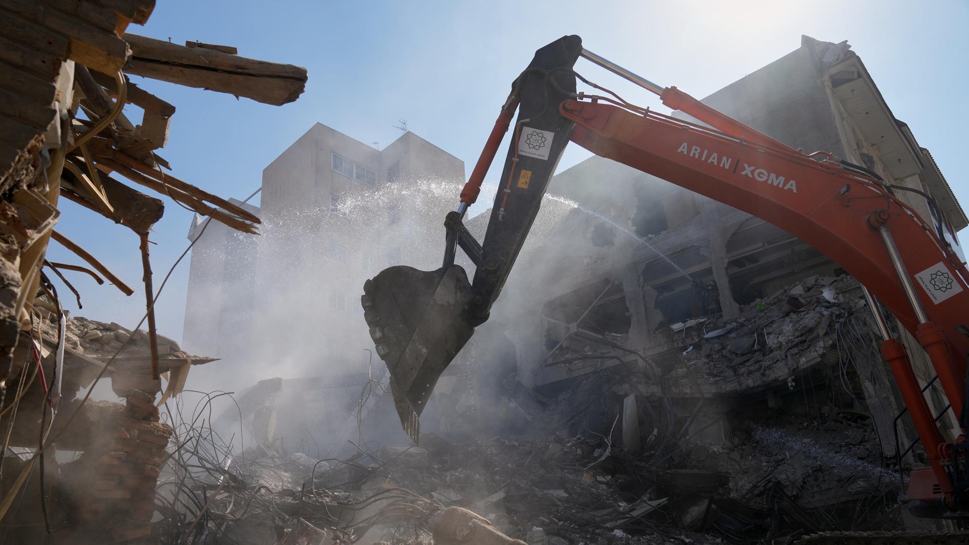 Ein Bagger entfernt Schutt am Ort eines Anschlags, der nach Angaben eines Sicherheitsbeamten die Hälfte der Khorasaniha-Synagoge und nahe gelegene Wohngebäude in Teheran zerstört hat.
